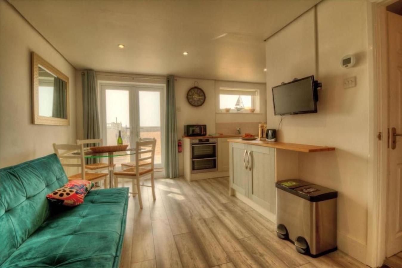 Air Maison - Solent View Beachfront Apartment เซาท์เฮย์ลิง ภายนอก รูปภาพ